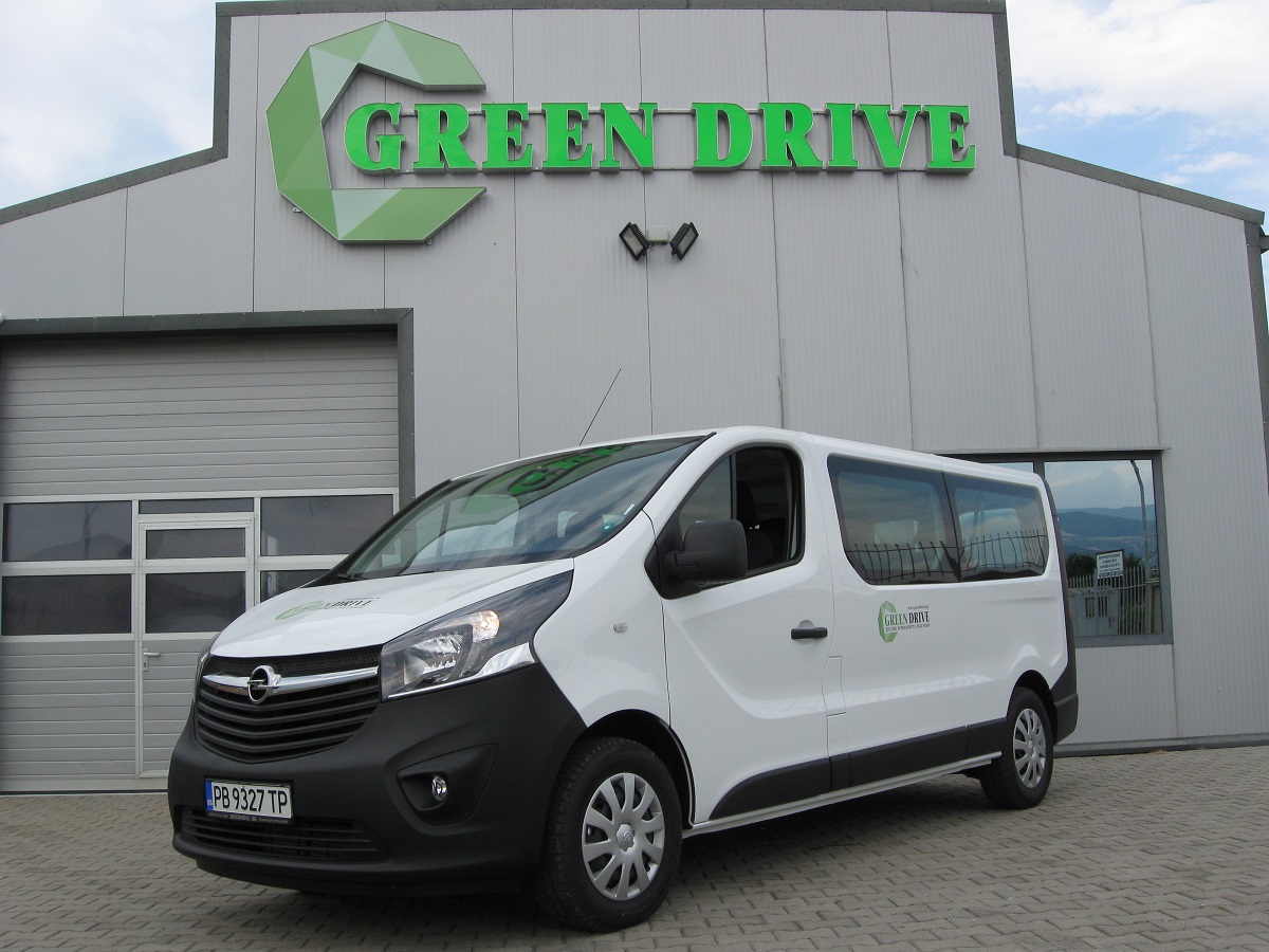 Пътнически бус Opel Vivaro  под наем